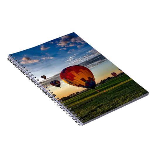 Heiße Luft Ballon Festival in einem schönen wolkig Notizblock (Rechte Seite)