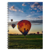 Heiße Luft Ballon Festival in einem schönen wolkig Notizblock (Vorderseite)