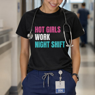 Heiße Mädchen arbeiten Nachtschicht Lustige Kranke T-Shirt