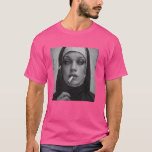 Heiße Nonne raucht Zigarette, Rebellious Nonne T-Shirt