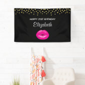 Heiße Pink Shiny Lippen auf dem Schwarzen Geburtst Banner (Insitu)