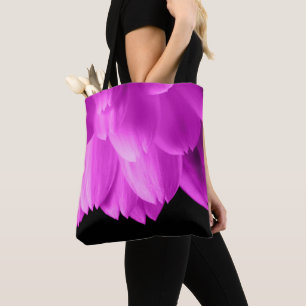 Heiße rosa Blütenblätter auf Schwarz Tasche