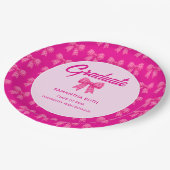 Heiße rosa Gingham-Schleifen-Abschlussfeier Pappteller (Schrägansicht)