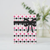 Heiße rosa, graue, hellrosa und schwarze Polka-Pun Einladung (Stehend Vorderseite)