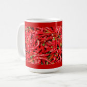 Heiße rote Chili-Paprikaschoten draußen im Sommer Kaffeetasse (Vorderseite Links)