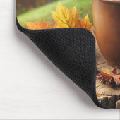 Heiße Schokolade im Herbst auf Baumstumpf Mousepad (Ecke)