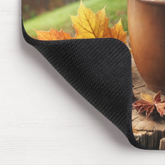 Heiße Schokolade im Herbst auf Baumstumpf Mousepad (Ecke)