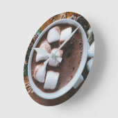 Heiße Schokolade und Marshmallows Runde Wanduhr (Winkel)