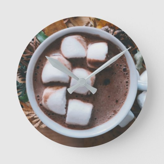 Heiße Schokolade und Marshmallows Runde Wanduhr (Vorderseite)