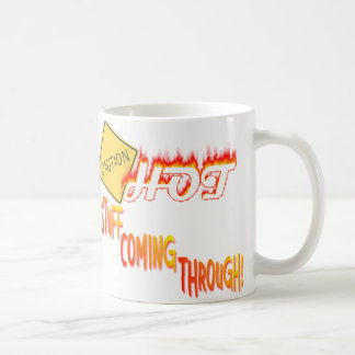 Heißes Material, das durch Tasse kommt