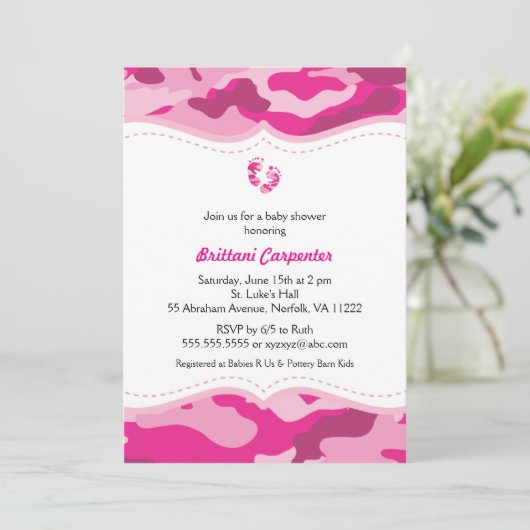 Heißes Rosa-Camouflage-Baby-Duschen-Einladung mit Einladung (Stehend Vorderseite)