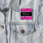 Heißes Rosa-Haar-Salon-Namen-Abzeichen Button (Beispiel)