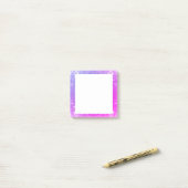 Heißes Rosa-lila Post-it Klebezettel (Auf Schreibtisch)