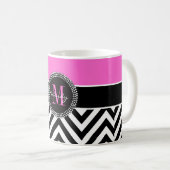 Heißes Rosa und schwarzes Zickzack Monogramm Kaffeetasse (VorderseiteRechts)