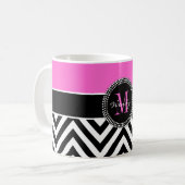 Heißes Rosa und schwarzes Zickzack Monogramm Kaffeetasse (Vorderseite Links)