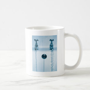 Heißes u. kaltes Wasser, Badzeit, laufende Hähne Kaffeetasse