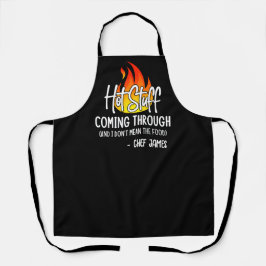 Heißes Zeug, das durch sonnigen Koch und kundenspe Schürze