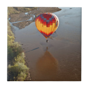 Heißluft-Ballon, der den Rio Grande berührt Fliese