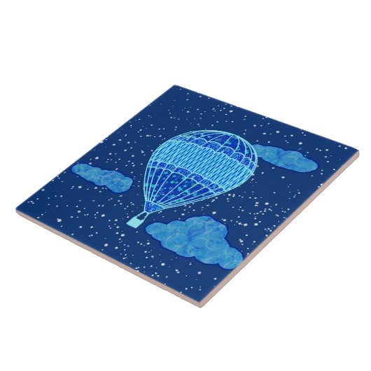 Heißluft-Ballon gegen einen nächtlichen Himmel im Fliese (Seite)