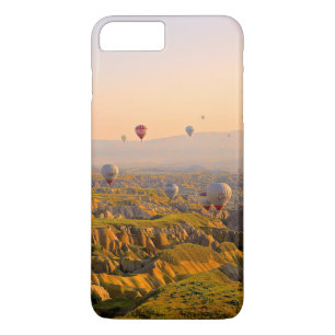 Heißluft-Ballone über einem schönen schroffen iPhone 8 Plus/7 Plus Hülle