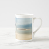 Heißluft steigt Wasser-Reflexion im Ballon auf Porzellantasse (Rechts)