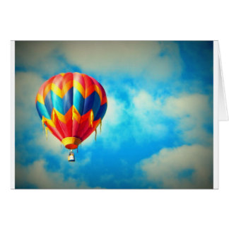 Heißluftballon Aloft im blauen Himmel