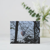 Heißluftballon durch Bäume Postkarte (Stehend Vorderseite)