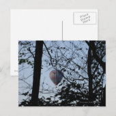 Heißluftballon durch Bäume Postkarte (Vorne/Hinten)