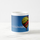 Heißluftballon im Flug Kaffeetasse (Mittel)