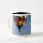 Heißluftballon in der Nähe von Wanaka, Südinsel, N Zweifarbige Tasse (Vorderseite Links)