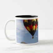 Heißluftballon in der Nähe von Wanaka, Südinsel, N Zweifarbige Tasse (Links)