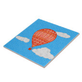 Heißluftballon, Korallenorange gegen einen blauen Fliese (Seite)