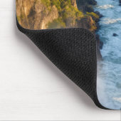 Heißluftballon schwebt über eine Schlucht Mousepad (Ecke)