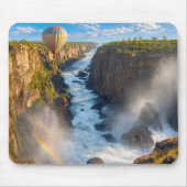 Heißluftballon schwebt über eine Schlucht Mousepad (Vorne)