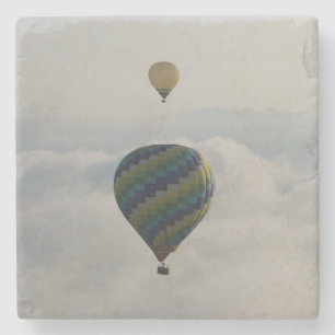 Heißluftballon über bewölktem toskanischem Himmel Steinuntersetzer