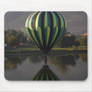 Heißluftballon über dem Fluss Yakima Mousepad
