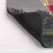 Heißluftballon über dem Fluss Yakima Mousepad (Ecke)