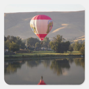 Heißluftballon über dem Fluss Yakima Quadratischer Aufkleber