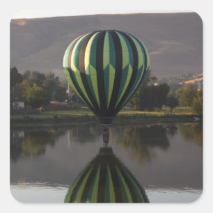 Heißluftballon über dem Fluss Yakima Quadratischer Aufkleber