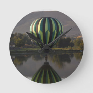 Heißluftballon über dem Fluss Yakima Runde Wanduhr