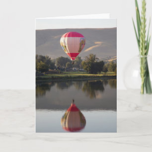 Heißluftballon über dem Yakima-Fluss Feiertagskarte