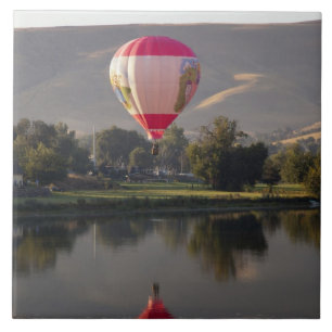 Heißluftballon über dem Yakima-Fluss Fliese