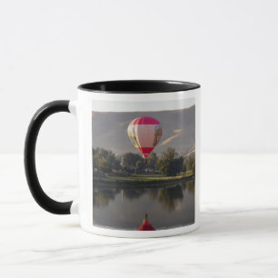 Heißluftballon über dem Yakima-Fluss Tasse