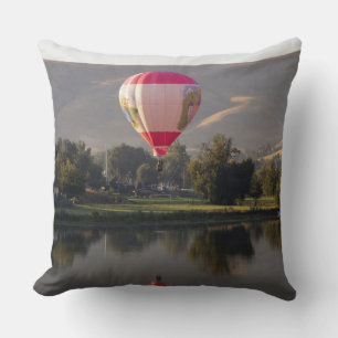 Heißluftballon über dem Yakima River Kissen
