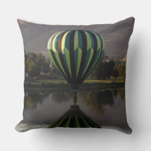 Heißluftballon über dem Yakima River Kissen