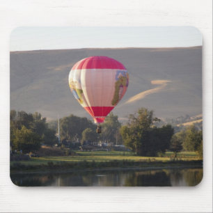 Heißluftballon über dem Yakima River Mousepad
