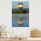 Heißluftballon über Fluss Poster (Küche)