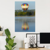 Heißluftballon über Fluss Poster (Heimbüro)