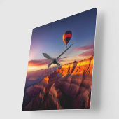 Heißluftballon über Grand Canyon Quadratische Wanduhr (Winkel)