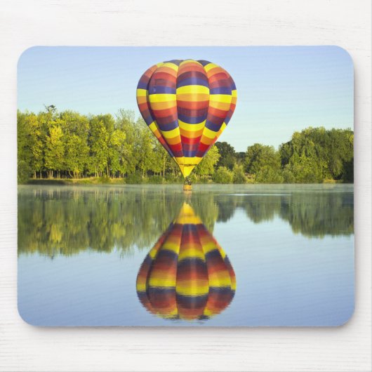 Heißluftballon über Wasser mit Reflektion Mousepad (Vorne)